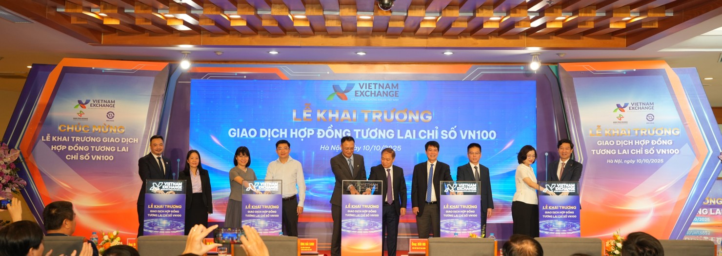 C&aacute;c l&atilde;nh đạo thực hiện nghi thức khai trương.