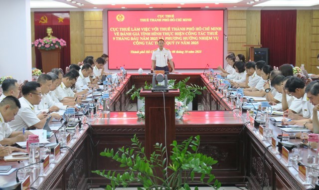 Ph&oacute; Cục trưởng Cục Thuế Mai Sơn đ&aacute;nh gi&aacute; cao kết quả đạt được của Thuế TP. Hồ Ch&iacute; Minh qua 9 th&aacute;ng năm 2025. Ảnh: Đức Mỹ