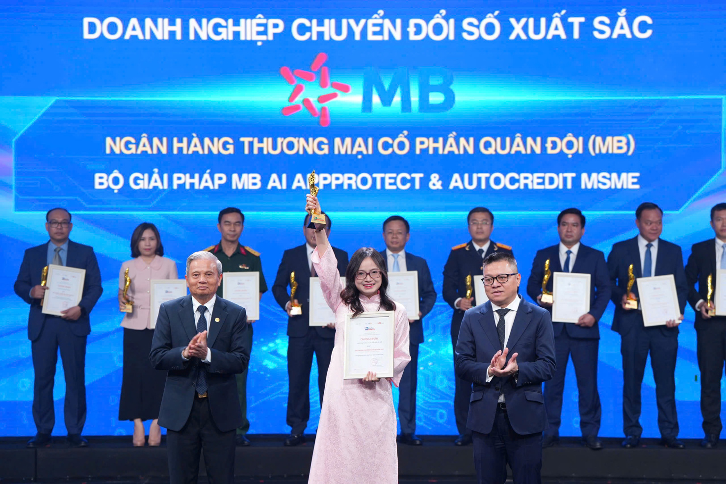 Đại diện MB, bà Phạm Thị Kim Phượng - Giám đốc dự án Nhà máy số Doanh nghiệp lên nhận giải thưởng.
