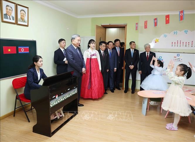 Tổng Bí thư Tô Lâm thăm lớp học mang tên Chủ tịch Hồ Chí Minh. Ảnh: Thống Nhất/TTXVN. 