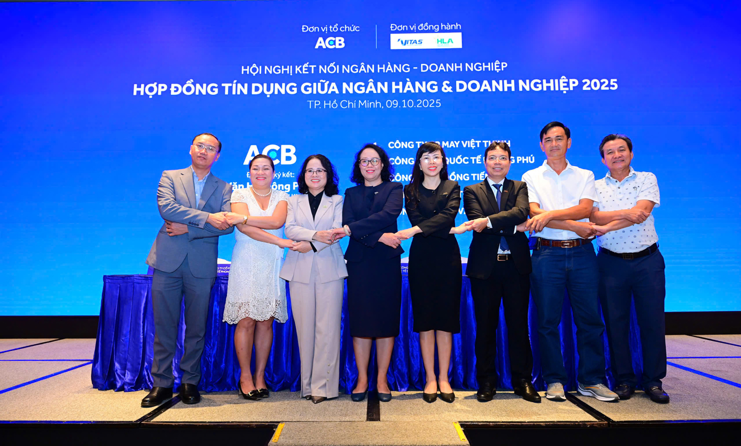 ACB cam kết đồng hành cùng doanh nghiệp dệt may đảm bảo dòng vốn cho sản xuất, xuất khẩu. Ảnh: TH