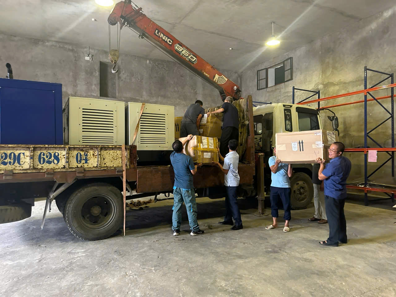 Cán bộ, công chức Chi cục DTNN khu vực I vận chuyển thiết bị cứu trợ lên phương tiện vận chuyển. 