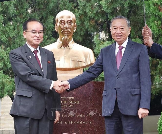 Tổng Bí thư Tô Lâm và đồng chí Jo Yong Won tại Tượng đài Chủ tịch Hồ Chí Minh. Ảnh: Thống Nhất/TTXVN.