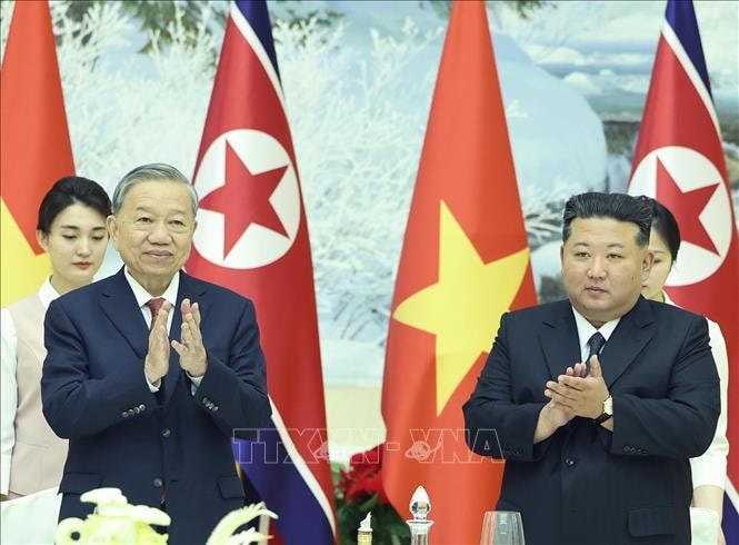Tổng Bí thư Tô Lâm và Tổng Bí thư, Chủ tịch Quốc vụ Triều Tiên Kim Jong Un tại Tiệc chiêu đãi. Ảnh: Thống Nhất/TTXVN.