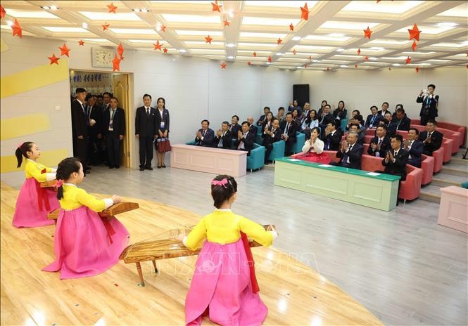Tổng Bí thư Tô Lâm và các đại biểu thưởng thức chương trình biểu diễn văn nghệ chào mừng của các cháu thiếu nhi Trường mẫu giáo Kiêng Sang. Ảnh: Thống Nhất/TTXVN.