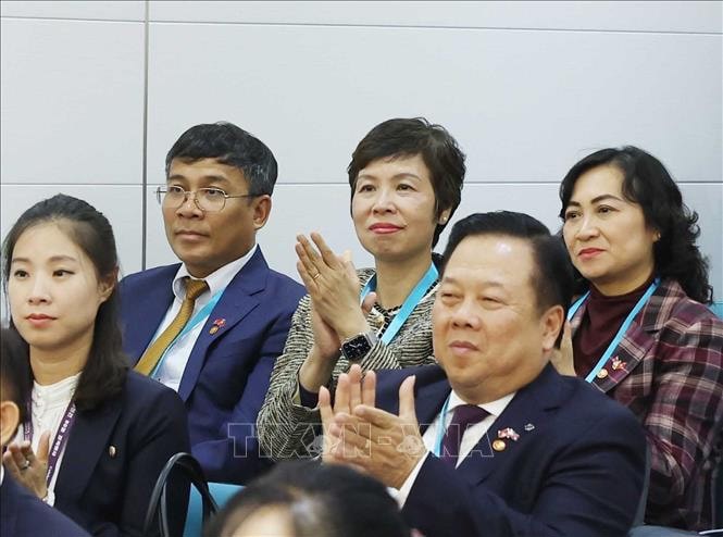 Các đại biểu đoàn Việt Nam tham dự buổi đến thăm Trường mẫu giáo Kiêng Sang và lớp học mang tên Chủ tịch Hồ Chí Minh của Tổng Bí thư Tô Lâm. Ảnh: Thống Nhất/TTXVN.