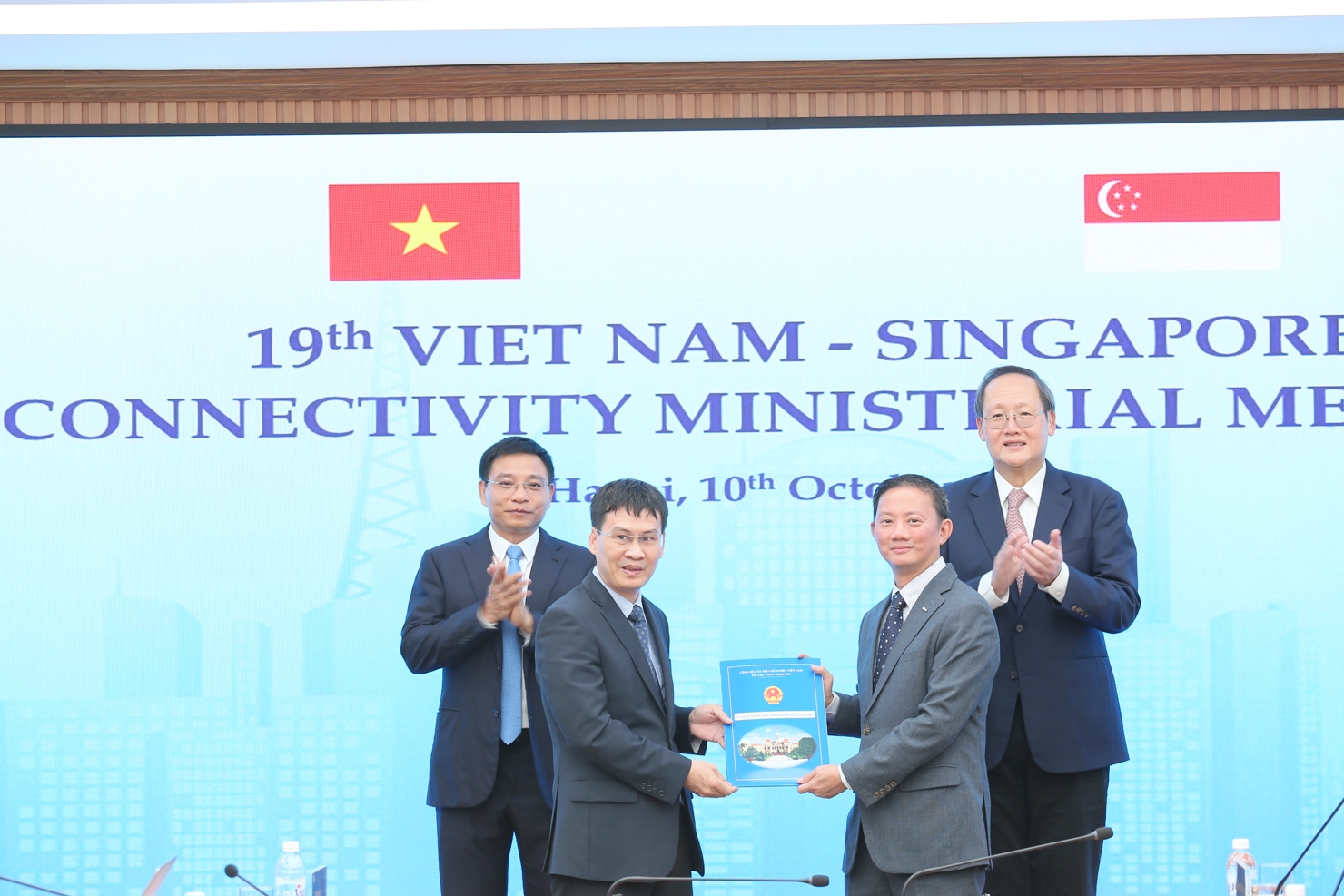 Tại Hội nghị, c&aacute;c Bộ trưởng cũng đ&atilde; chứng kiến Lễ trao 03 Thoả thuận hợp t&aacute;c giữa c&aacute;c b&ecirc;n.