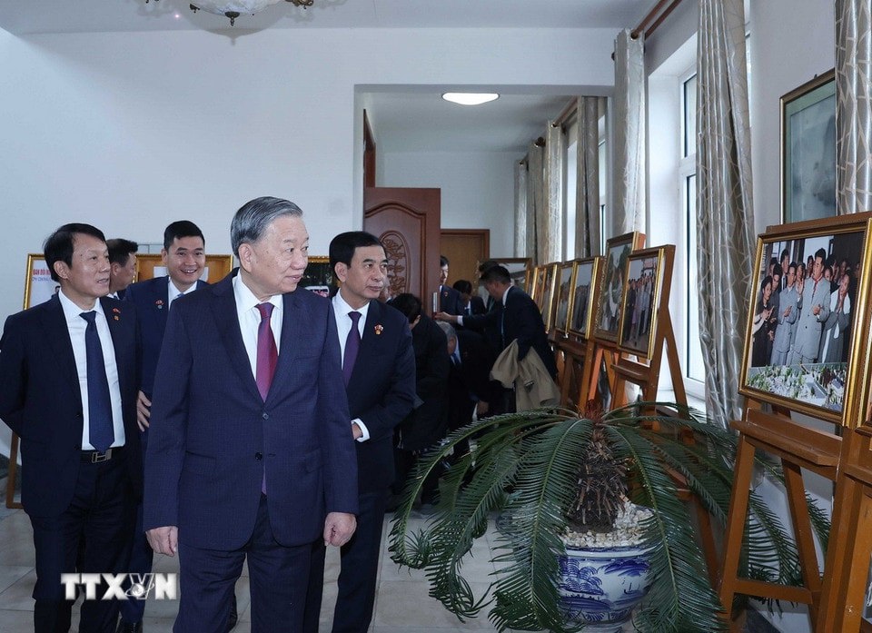 Tổng Bí thư Tô Lâm xem một số hình ảnh trưng bày về quan hệ Việt Nam -Triều Tiên tại Đại sứ quán tại Triều Tiên. Ảnh: Thống Nhất/TTXVN.