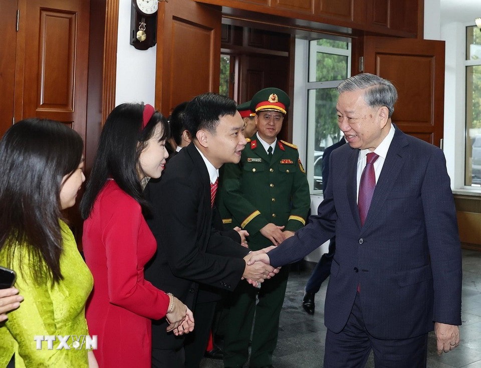 Tổng Bí thư Tô Lâm với cán bộ nhân viên Đại sứ quán Việt Nam tại Triều Tiên. Ảnh: Thống Nhất/TTXVN. 