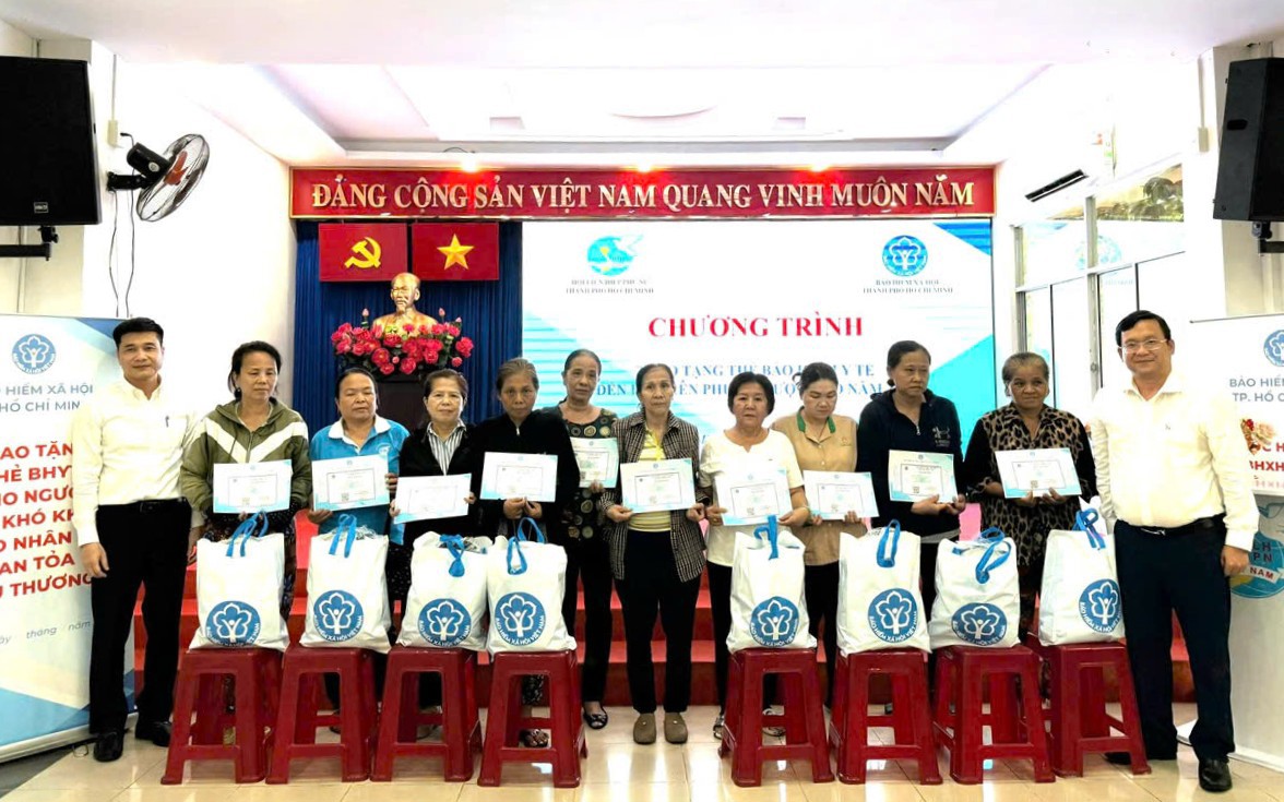 C&ugrave;ng với k&yacute; kết phối hợp, trong chương tr&igrave;nh l&atilde;nh đạo 2 đơn vị cũng trao tặng thẻ BHYT cho chị em phụ nữ kh&oacute; khăn. Ảnh: PT