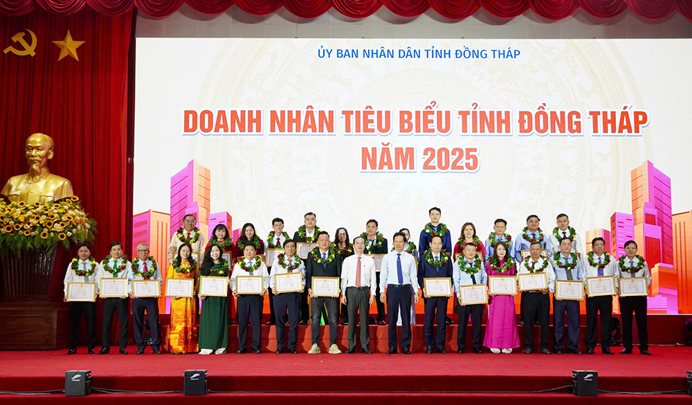 Chủ tịch UBND tỉnh Trần Tr&iacute; Quang, Ph&oacute; Chủ tịch UBND tỉnh Nguyễn Th&agrave;nh Diệu trao Bằng khen v&agrave; hoa cho c&aacute;c Doanh nh&acirc;n ti&ecirc;u biểu. Ảnh: TL