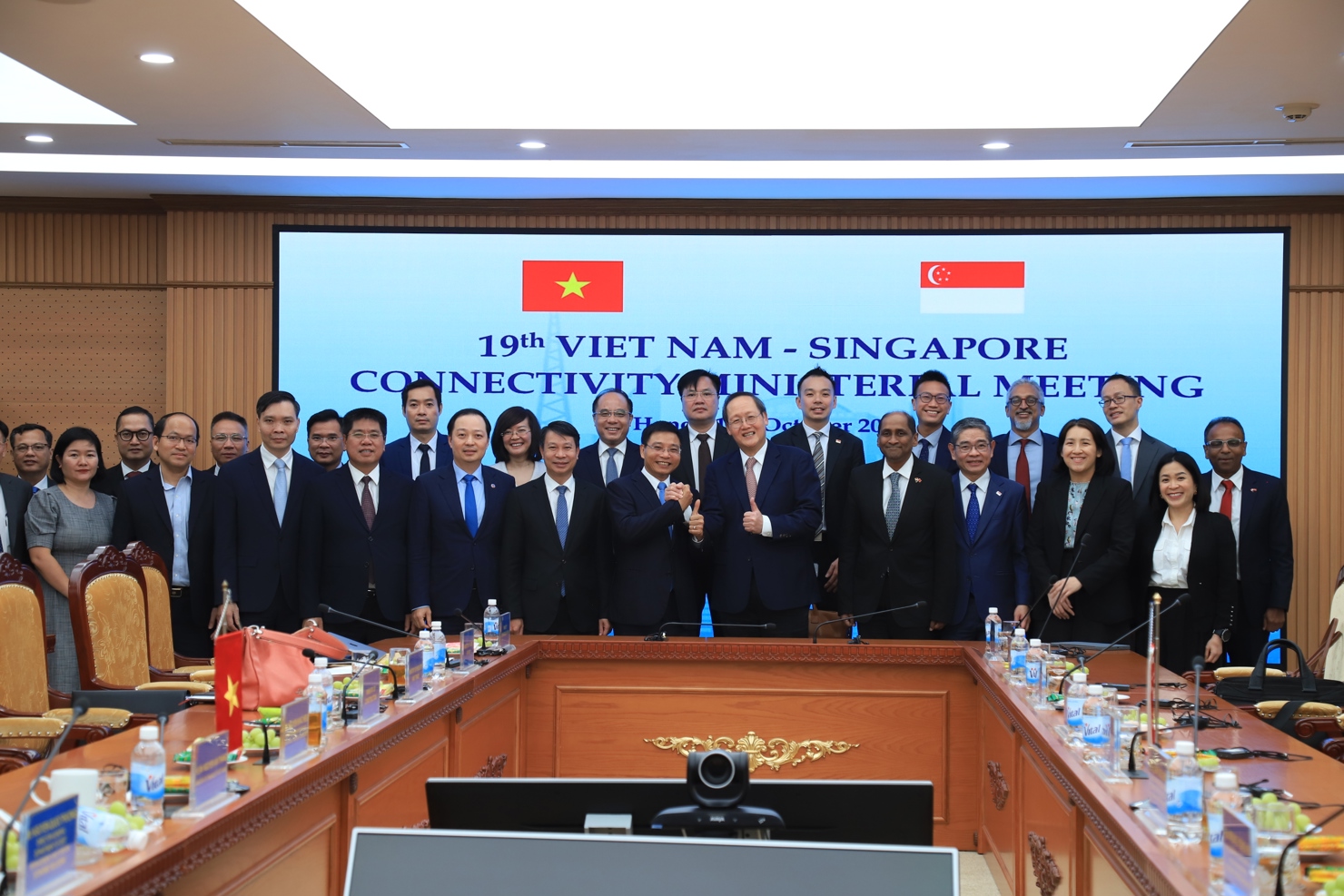 C&aacute;c đại biểu dự Hội nghị chụp ảnh lưu niệm, khẳng định tinh thần đo&agrave;n kết hợp t&aacute;c, c&ugrave;ng hướng tới mục ti&ecirc;u ph&aacute;t triển.&nbsp;