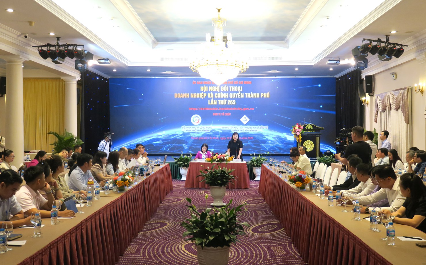 Đại diện c&aacute;c cơ quan chức năng hướng dẫn, giải đ&aacute;p nhiều nội dung li&ecirc;n quan đến ch&iacute;nh s&aacute;ch, ưu đ&atilde;i trong lĩnh vực KHCN cho c&aacute;c doanh nghiệp. Ảnh: Đức Mỹ