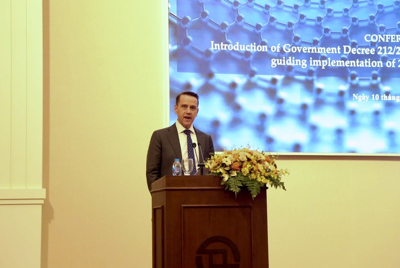 Ông R.Mark Davis – Chuyên gia cao cấp về lĩnh vực tài chính (Ngân hàng thế giới) chia sẻ kinh nghiệm quốc tế trong việc đầu tư. Ảnh: Lê Văn