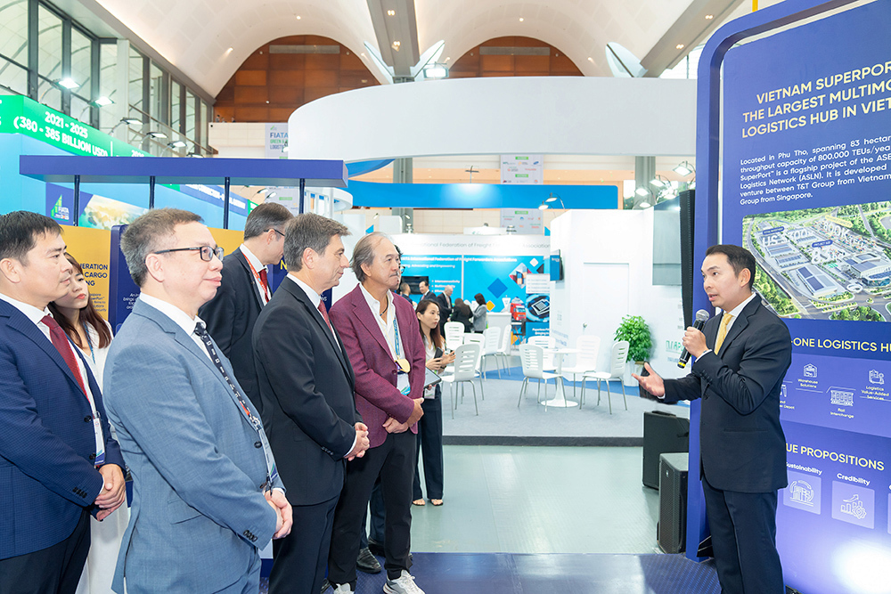 Tiến sĩ Yap Kwong Weng, CEO Việt Nam SuperPort&trade; giới thiệu về Kho h&agrave;ng kh&ocirc;ng k&eacute;o d&agrave;i tại sự kiện.