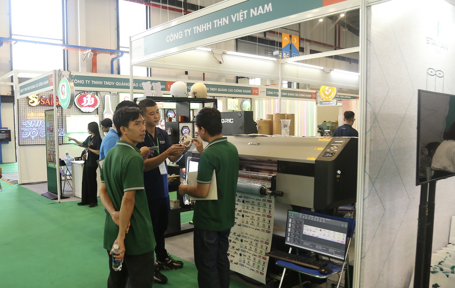 Người d&acirc;n ở TP. Hồ Ch&iacute; Minh t&igrave;m hiểu sản phẩm c&ocirc;ng nghệ cao tại một doanh nghiệp. Ảnh: L&ecirc; Văn&nbsp;