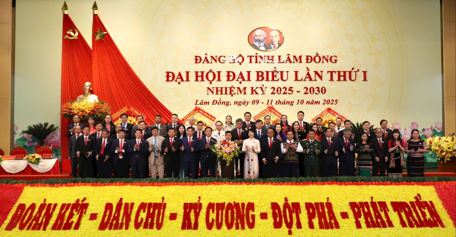 Đại biểu của tỉnh Lâm Đồng tham dự Đại hội đại biểu toàn quốc lần thứ XIV của Đảng ra mắt Đại hội. Ảnh: V.B