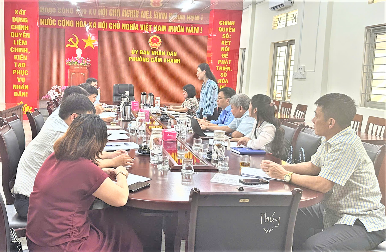 Ph&oacute; Cục trưởng Đỗ Thị Ngọc c&ugrave;ng Đo&agrave;n c&ocirc;ng t&aacute;c Cục Thống k&ecirc; l&agrave;m việc với UBND Phường Cẩm Th&agrave;nh