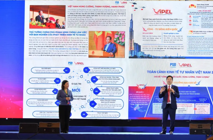 Ông Trương Gia Bình - Trưởng ban IV, đại diện Hội đồng Điều hành ViPEL, Chủ tịch HĐQT FPT và bà Phạm Thị Ngọc Thủy - Giám đốc Văn phòng Ban IV trình bày đề xuất Mô hình "Công - Tư kiến quốc".