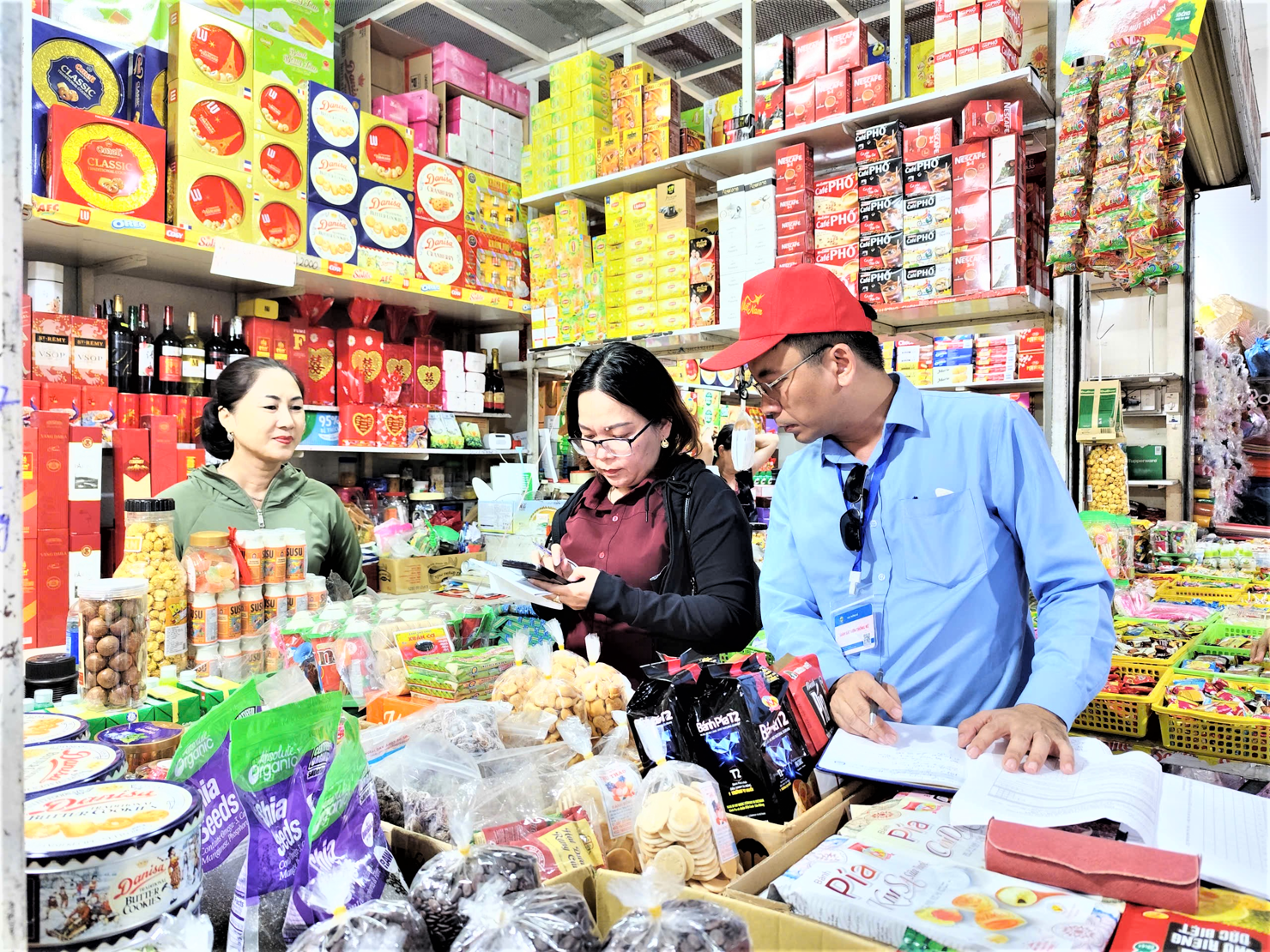 Đo&agrave;n c&ocirc;ng t&aacute;c gi&aacute;m s&aacute;t thu thập phiếu bảng k&ecirc; tại phường Cẩm Th&agrave;nh