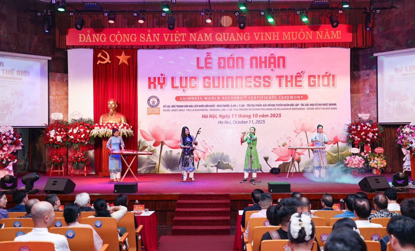 Bức tranh sơn mài " Bác Hồ đọc tuyên ngôn độc lập" đón nhận Kỷ lục chương của Tổ chức kỷ lục Guinness thế giới  - Ảnh 1