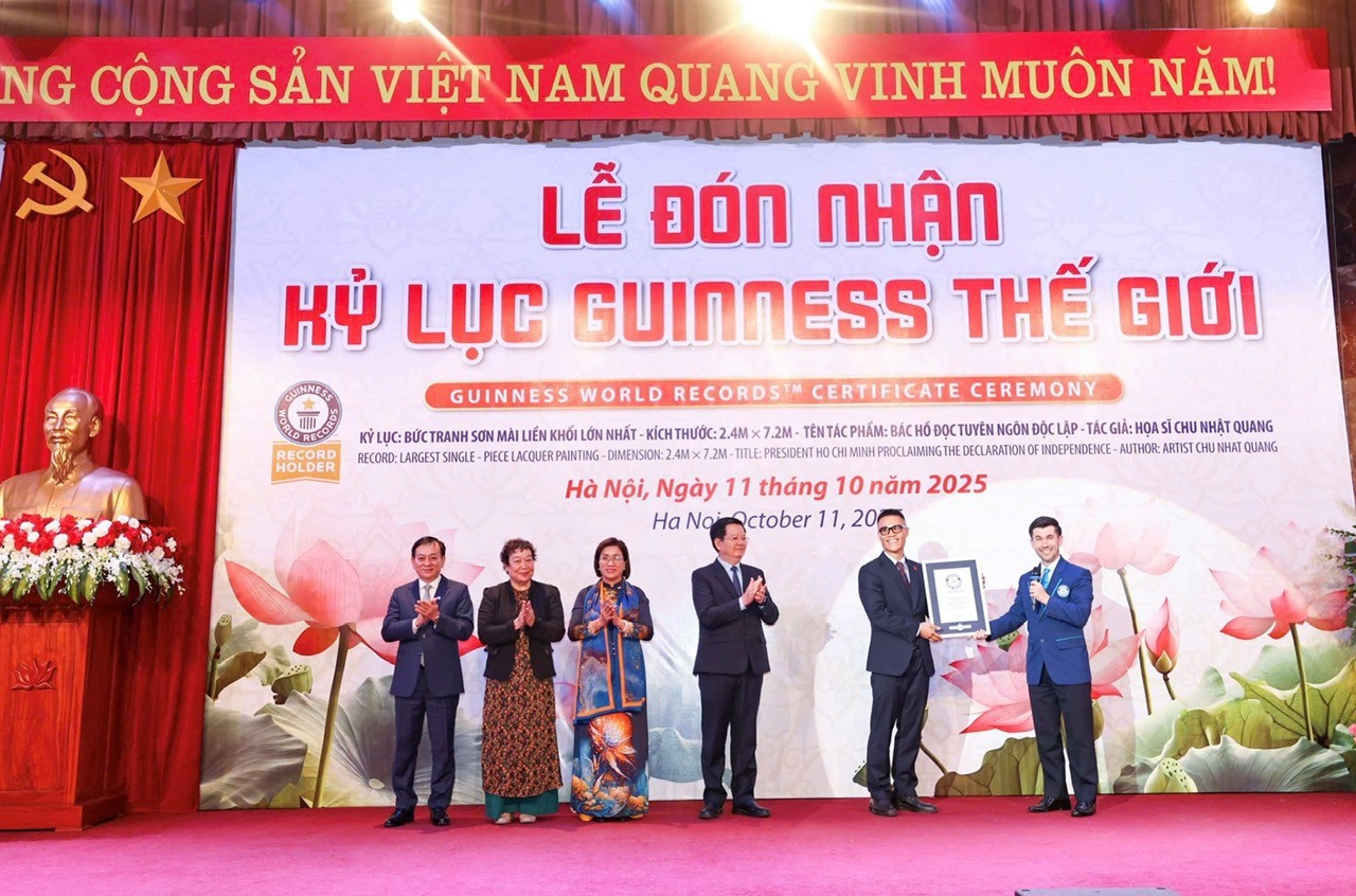 Ủy vi&ecirc;n ban chấp h&agrave;nh Trung ương Đảng - Ph&oacute; Thủ tướng Ch&iacute;nh phủ Mai Văn Ch&iacute;nh; đại diện L&atilde;nh đạo Ban Tuy&ecirc;n gi&aacute;o v&agrave; D&acirc;n vận Trung ương; Hội Mỹ thuật Việt Nam; L&atilde;nh đạo Bảo T&agrave;ng Hồ Ch&iacute; Minh c&ugrave;ng hoạ sĩ Chu Nhật Quang đ&oacute;n nhận Kỷ lục chương