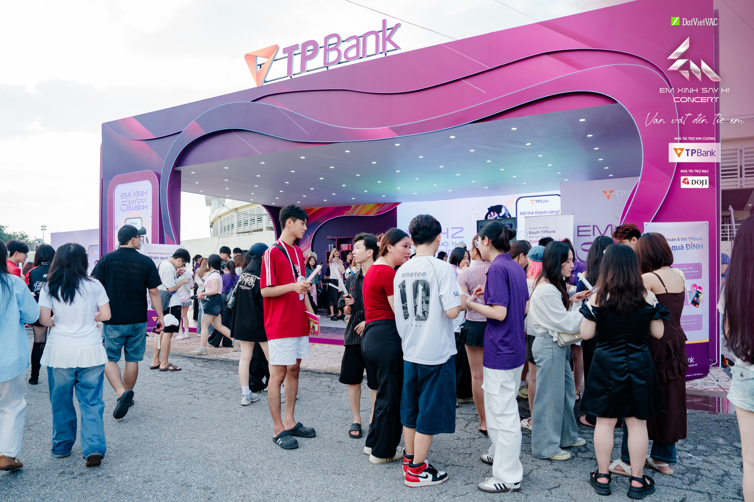 Booth TPBank đông các bạn trẻ đến trải nghiệm tiện ích tài chính số đỉnh cao.