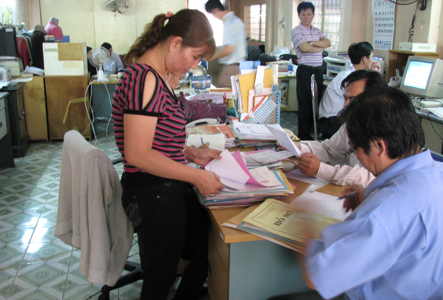 C&aacute;n bộ C&ocirc;ng đo&agrave;n v&agrave; BHXH TP. Hồ Ch&iacute; Minh phối hợp thanh tra một doanh nghiệp trốn đ&oacute;ng BHXH. Ảnh: Phạm Thọ