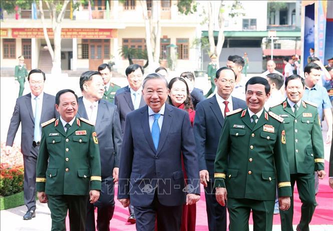 Tổng B&iacute; thư T&ocirc; L&acirc;m v&agrave; c&aacute;c đại biểu. Ảnh: TTXVN