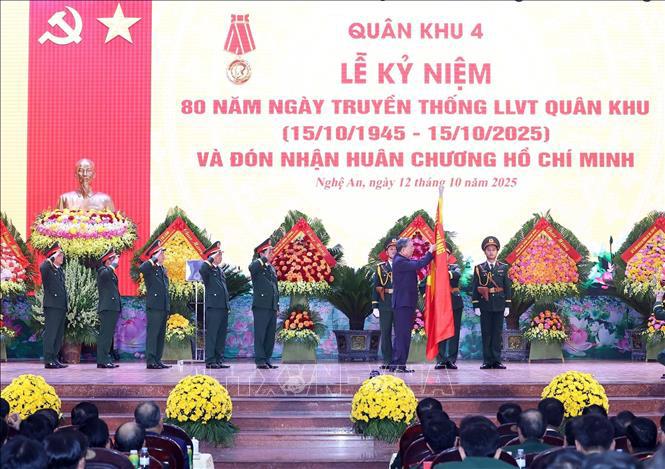 Tổng B&iacute; thư T&ocirc; L&acirc;m gắn Hu&acirc;n chương Hồ Ch&iacute; Minh l&ecirc;n l&aacute; cờ truyền thống của Qu&acirc;n khu 4. Ảnh: TXVN