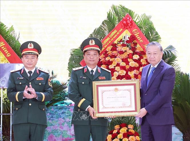 Tổng B&iacute; thư T&ocirc; L&acirc;m trao Hu&acirc;n chương Hồ Ch&iacute; Minh cho đại diện Qu&acirc;n khu 4.Ảnh: TTXVN
