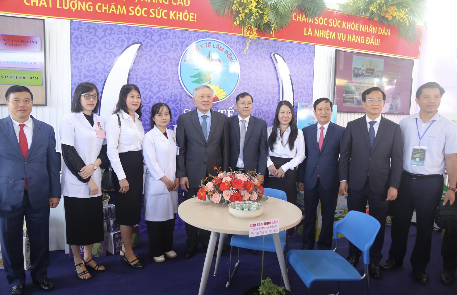 Ph&oacute; Thủ tướng Thường trực Ch&iacute;nh phủ Nguyễn H&ograve;a B&igrave;nh tham quan v&agrave; chụp ảnh lưu niệm tại một số gian h&agrave;ng. Ảnh: L&ecirc; Văn
