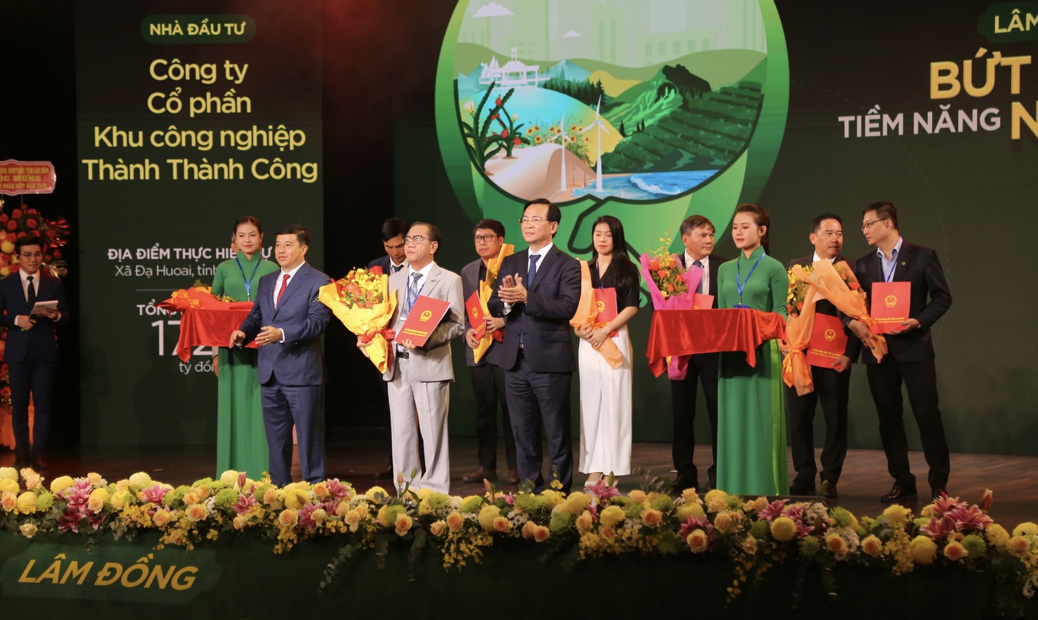 UBND tỉnh L&acirc;m Đồng trao quyết định đầu tư cho c&aacute;c doanh nghiệp. Ảnh: L&ecirc; Văn