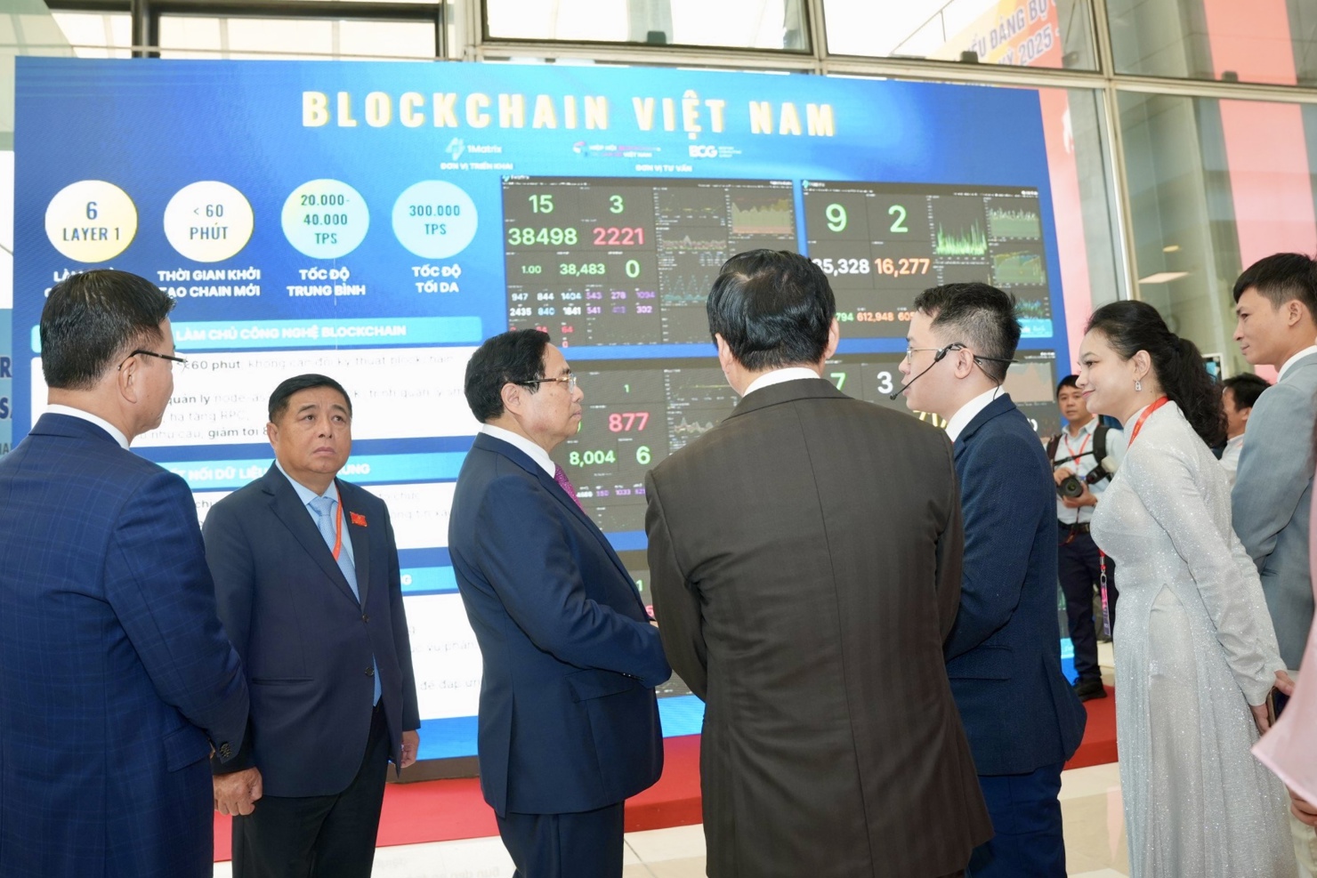 Đại diện VBSN giới thiệu tới Thủ tướng Phạm Minh Ch&iacute;nh c&aacute;c mục ti&ecirc;u chiến lược của mạng blockchaine..