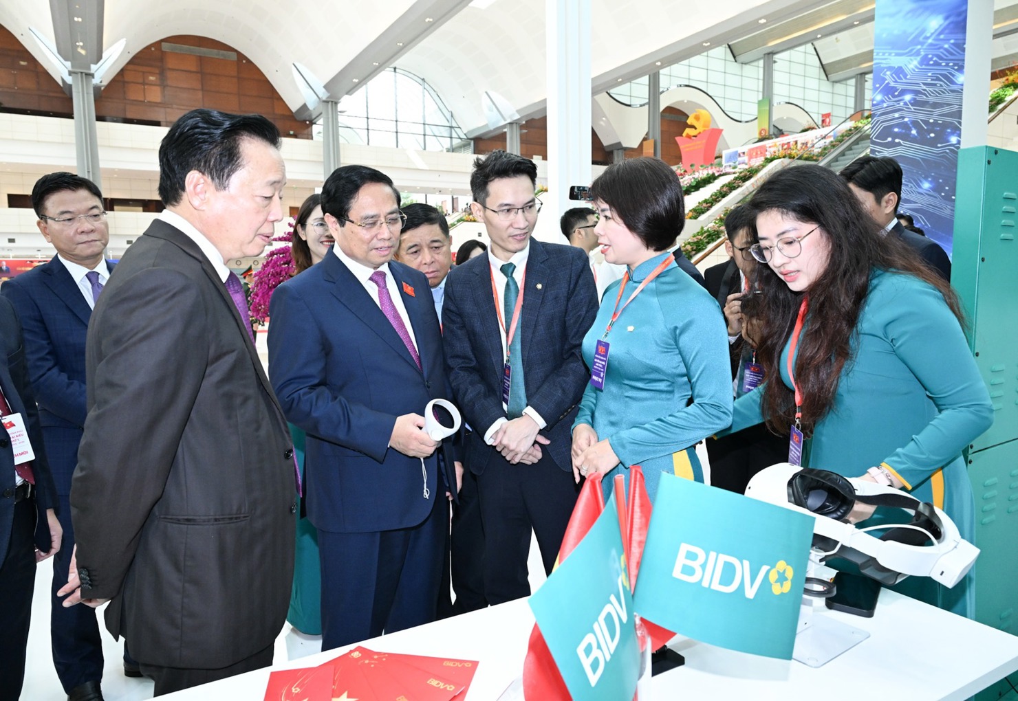 Thủ tướng Phạm Minh Ch&iacute;nh v&agrave; c&aacute;c đại biểu tham quan c&aacute;c triển l&atilde;m được tổ chức nh&acirc;n dịp Đại hội - Ảnh: VGP