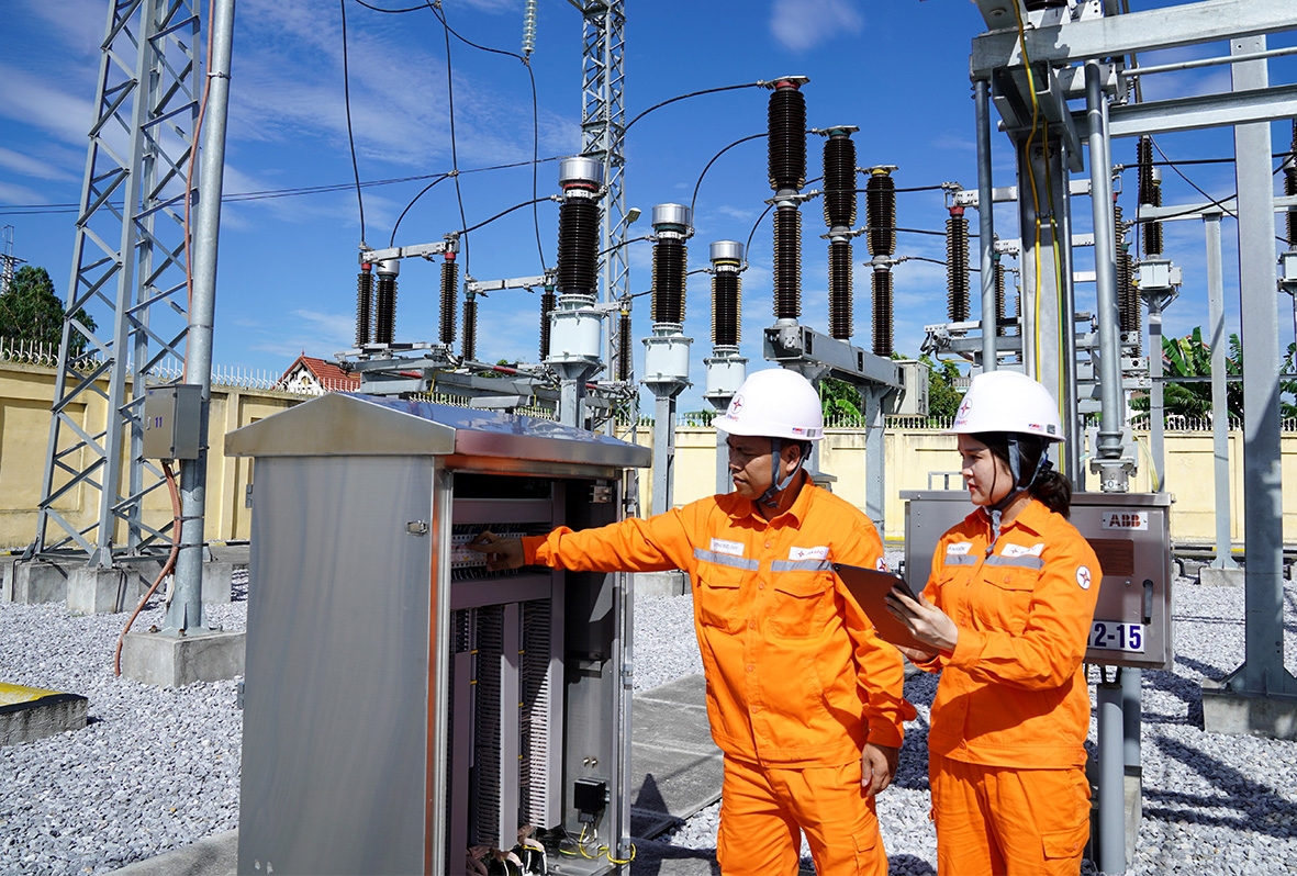 Mặc dù thời tiết và điều kiện thi công không thuận lợi, EVNNPC vẫn nỗ lực vượt qua khó khăn, tập trung đẩy nhanh tiến độ các công trình.