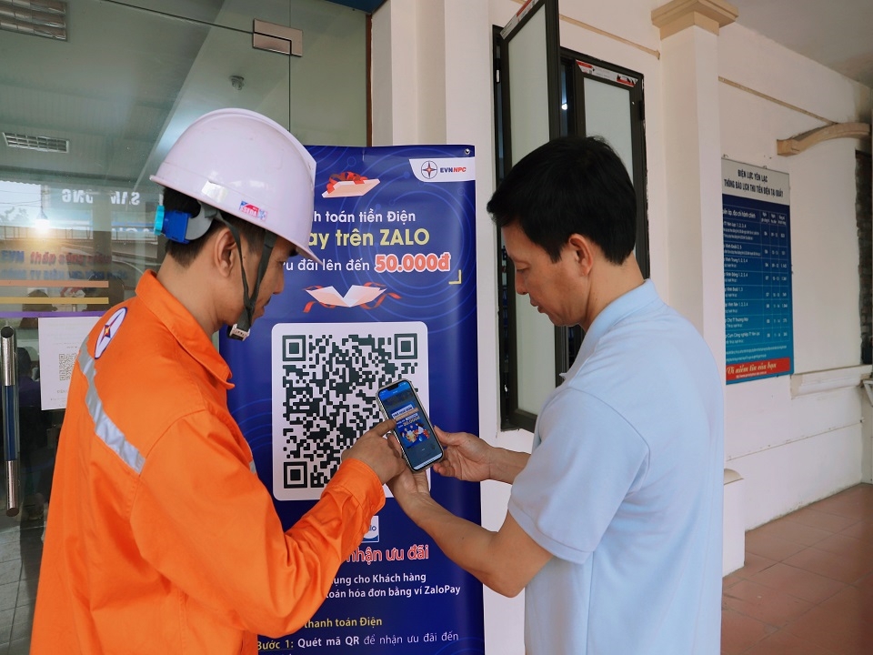 EVNNPC đẩy mạnh thanh toán không dùng tiền mặt.