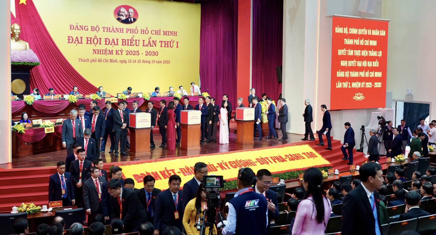 Các đại biểu hưởng ứng lời kêu gọi ủng hộ đồng bào khắc phục hậu quả bão lụt. Ảnh: Ban Tổ chức Đại hội 