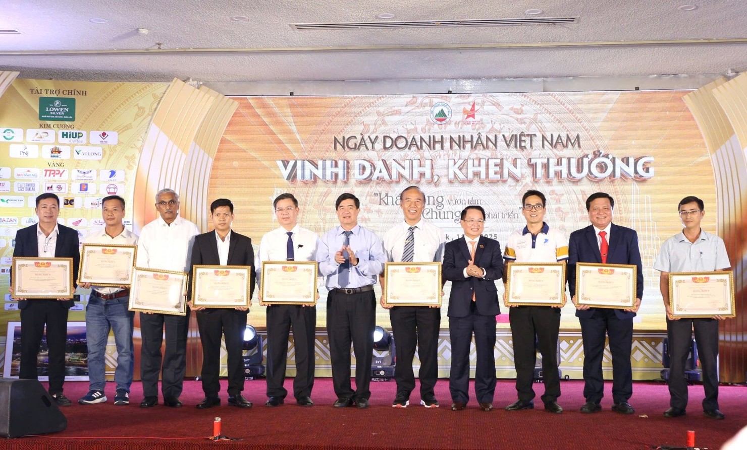 Khen thưởng các doanh nghiệp tiêu biểu, có nhiều đóng góp trong công tác an sinh xã hội. Ảnh: VP