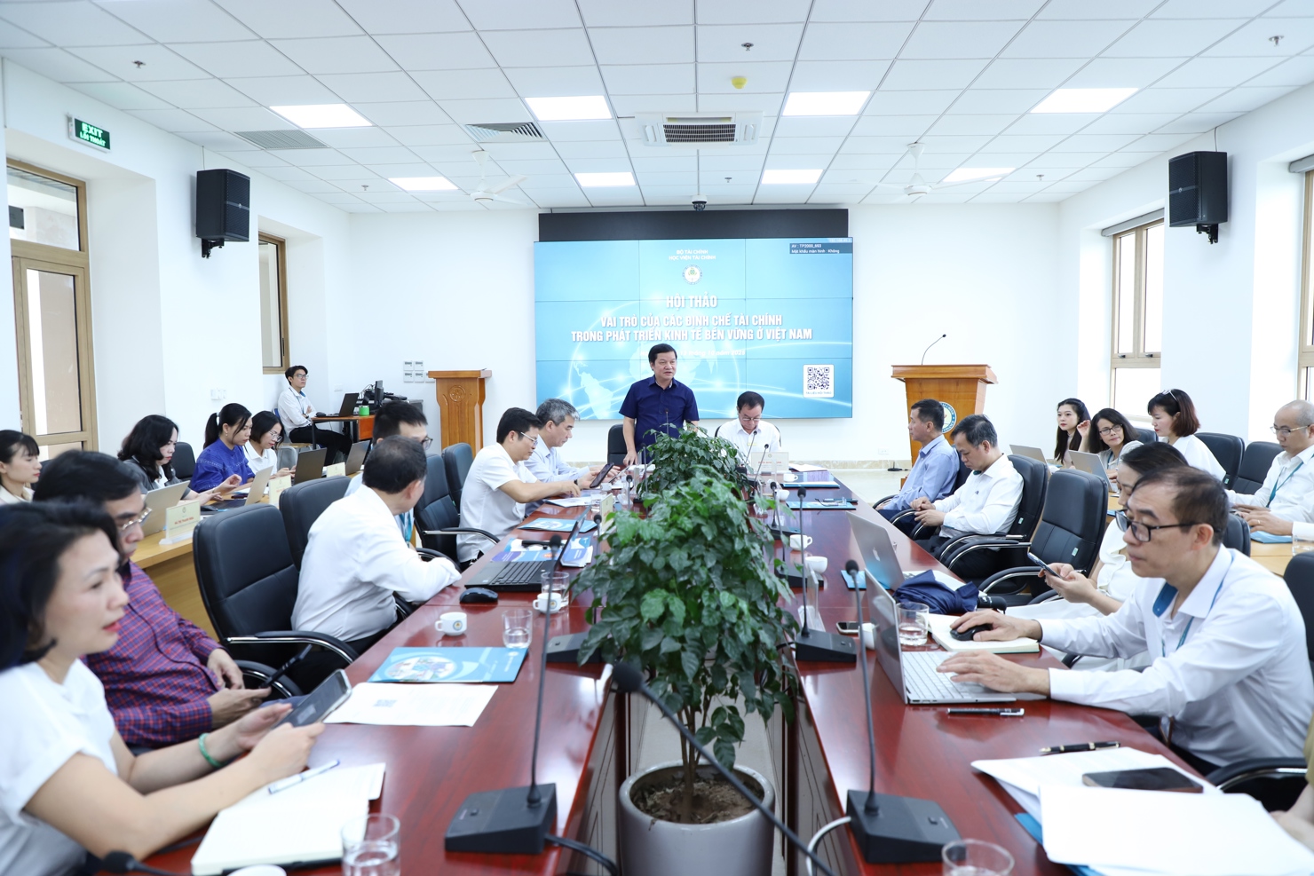 Hội thảo tập trung ph&acirc;n t&iacute;ch về vai tr&ograve; của c&aacute;c định chế t&agrave;i ch&iacute;nh trong ph&aacute;t triển kinh tế bền vững ở Việt Nam.