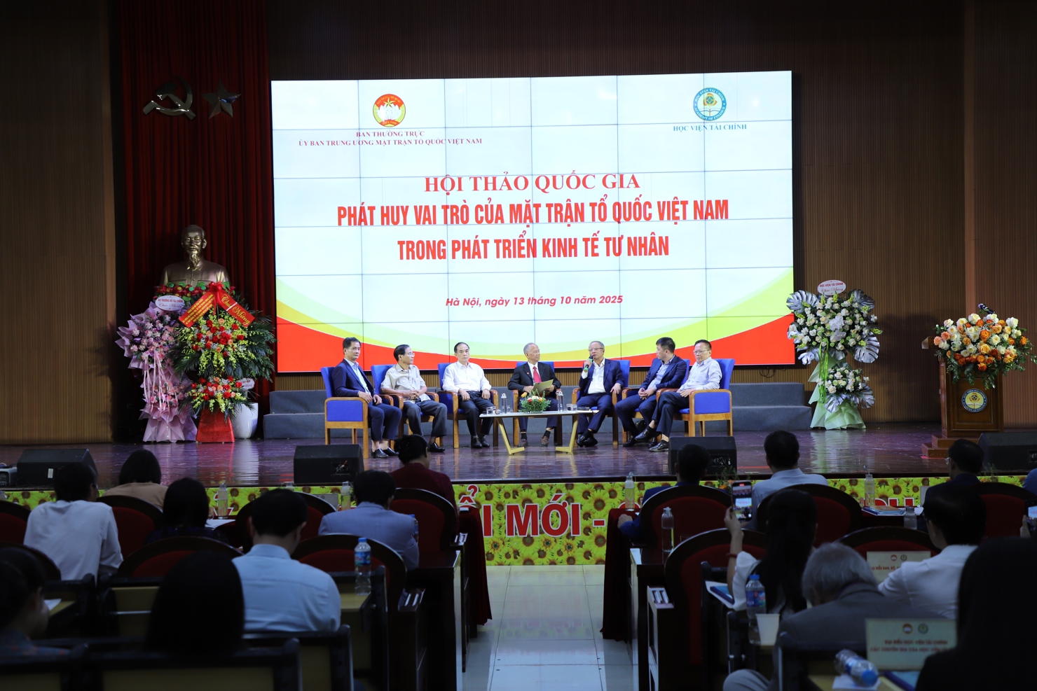 C&aacute;c chuy&ecirc;n gia thảo luận về việc ph&aacute;t huy vai tr&ograve; của Mặt trận Tổ quốc Việt Nam trong ph&aacute;t triển kinh tế tư nh&acirc;n.