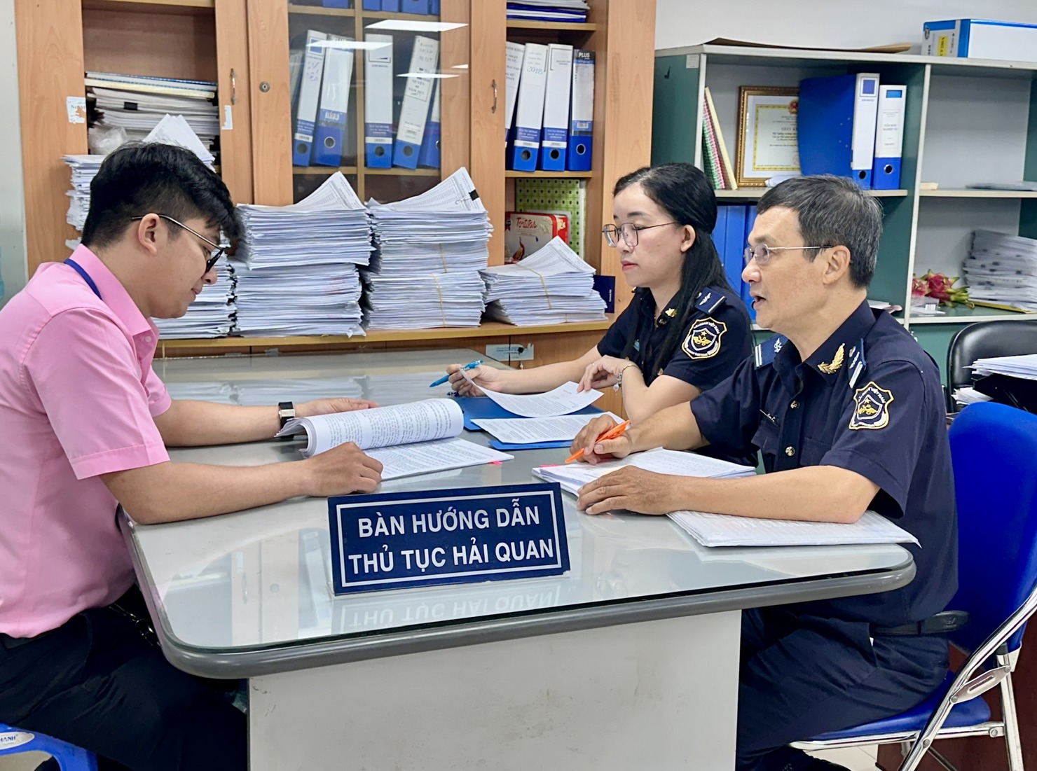 Hải quan khu vực II luôn chú trọng hướng dẫn thủ tục hải quan cho doanh nghiệp. Ảnh: T.H
