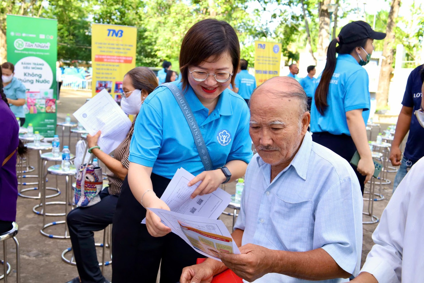 Chuyên viên BHXH tỉnh Tây Ninh hướng dẫn chính sách cho người lớn tuổi. Ảnh: PT