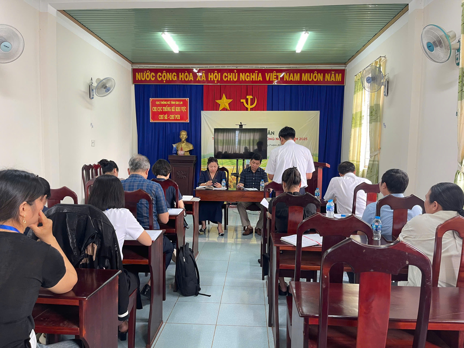Phó Cục trưởng Lê Thị Tường Thu làn việc với Thống kê cơ sở Chư Sê