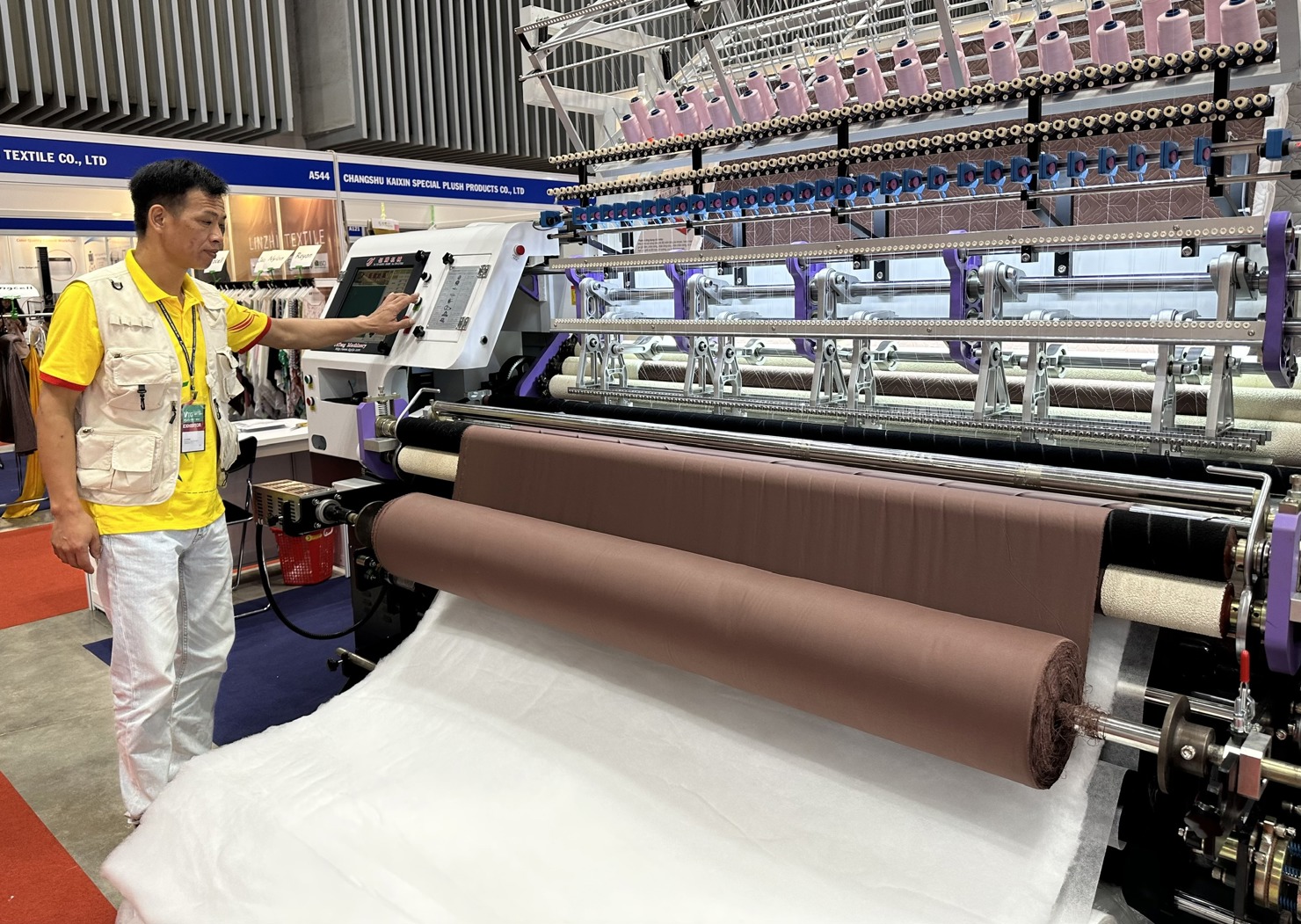 Máy in hiện đại được giới thiệu tại triển lãm. Ảnh: T.H