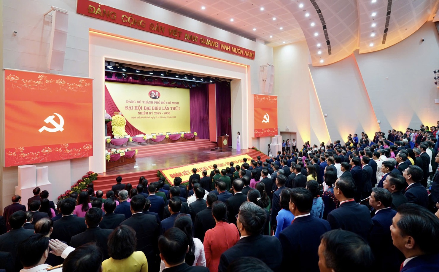 Các đại biểu chào cờ bế mạc Đại hội đại biểu Đảng bộ TP. Hồ Chí Minh lần thứ I, nhiệm kỳ 2025-2030. Ảnh: Ban tổ chức Đại hội