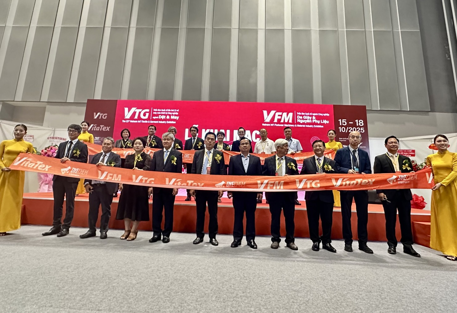 Các đại biểu cắt băng khai mạc VTG 2025. Ảnh: T.H