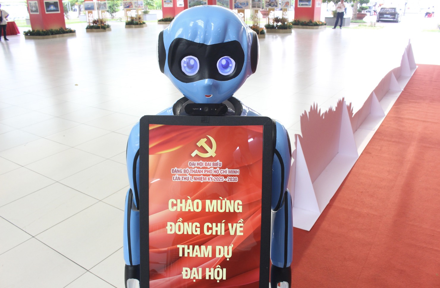 Ch&uacute; r&ocirc; bốt th&ocirc;ng minh g&acirc;y ấn tượng tại triển l&atilde;m. Ảnh: BTC