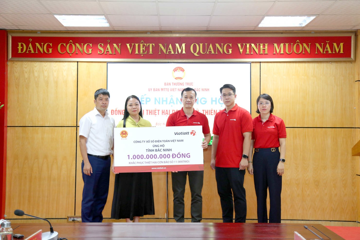 Tổng Giám đốc Vietlott Phạm Ngọc Tú trao kinh phí hỗ trợ tỉnh Bắc Ninh khắc phục hậu quả mưa lũ. Ảnh: Vietlott