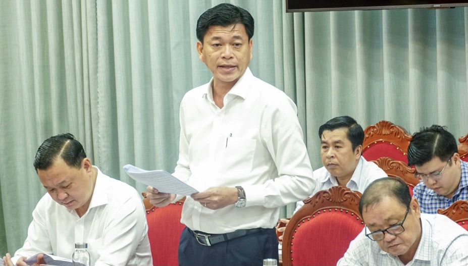 Phó Giám đốc Sở Tài chính tỉnh Cà Mau Trần Công Khanh báo cáo tiến độ giải ngân vốn đầu tư công. Ảnh: H.P